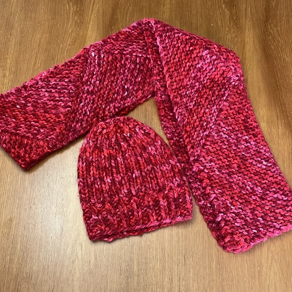 NEW-Hand Made Knit Super Soft and Chunky Wool Hat & Scarf Set, Cranberry - Picture 2 of 9
